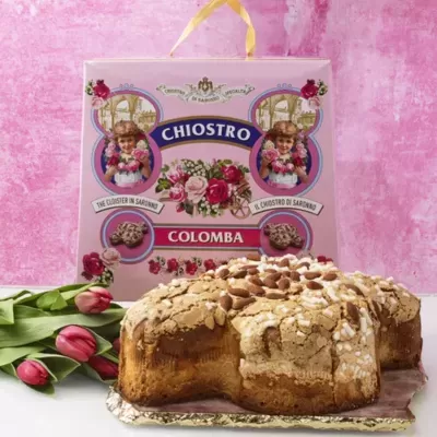 Bolo Colomba com amêndoas e embalagem rosa decorativa com ilustrações e texto