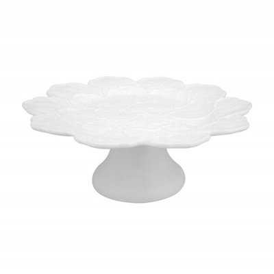 Prato de sobremesa branco em cerâmica com desenho de folhas.