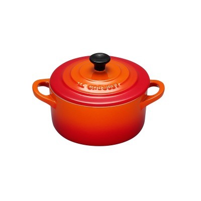 Tacho Le Creuset em ferro fundido laranja-avermelhado com tampa vermelha e duas pegas