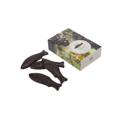 Caixa e chocolates em forma de peixe em chocolate preto