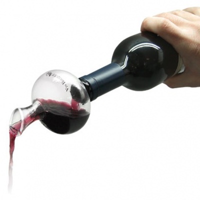 Garrafa de vinho a ser vertida num decantador de vidro transparente