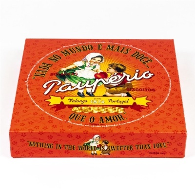 Embalagem vermelha de biscoitos Paupério com duas crianças e texto sobre amor