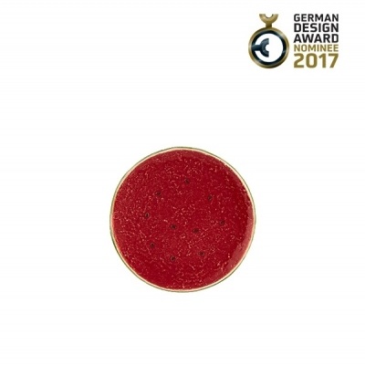 Prato redondo vermelho com borda dourada e texto de prémio no fundo branco