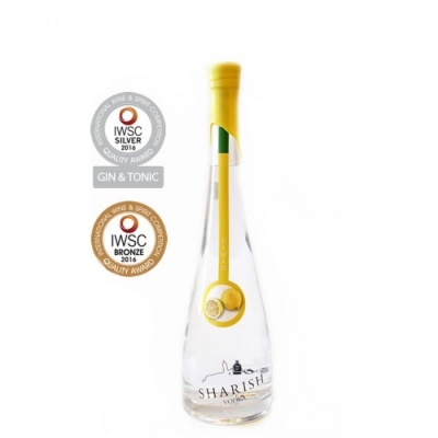 Garrafa de Vodka Sharish com colher amarela e prémios IWSC