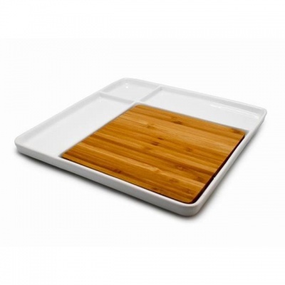 Prato de serviço quadrado branco com tábua de madeira no centro e dois compartimentos.