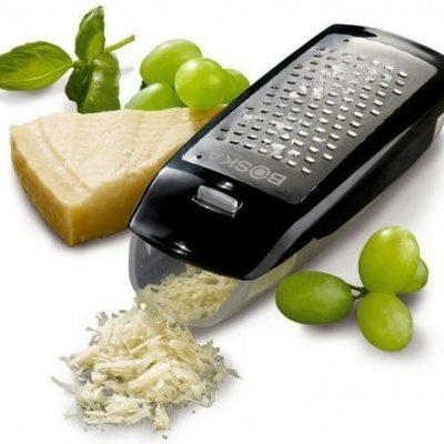 Ralador de queijo Bosch com queijo ralado, pedaço de queijo, uvas verdes e manjericão.