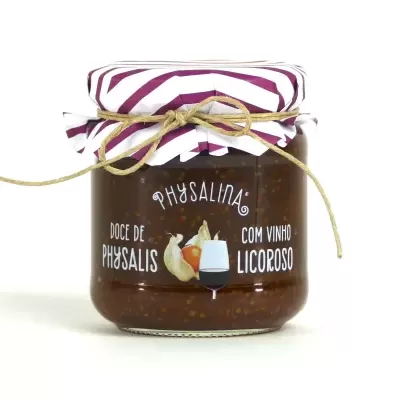 Frasco de doce de physalis com vinho licoroso em fundo branco