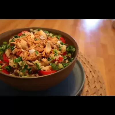 Taça de cerâmica com salada de frango, pimentos, amêndoas e granulado crocante