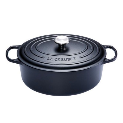 Caçarola preta Le Creuset redonda com tampa e pegas laterais