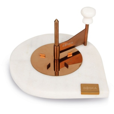 Suporte para queijos Boska com base em mármore branco e detalhes em cobre