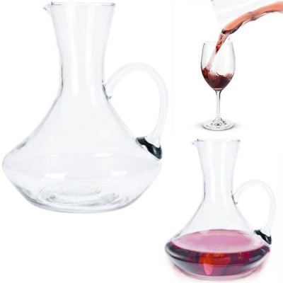 Conjunto de garrafa e copo de vidro transparente com vinho vermelho
