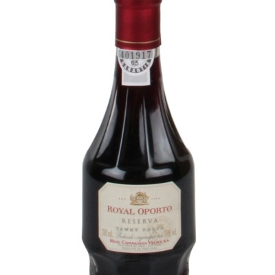 Garrafa de vinho do porto Royal Oporto Reserva com rótulo branco e cápsula vermelha