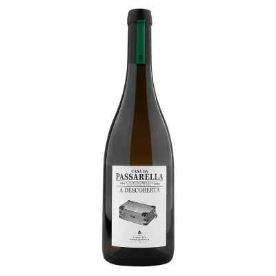 Garrafa de vinho Casa da Passarella A Descoberta com rótulo branco e caixa de madeira desenhada