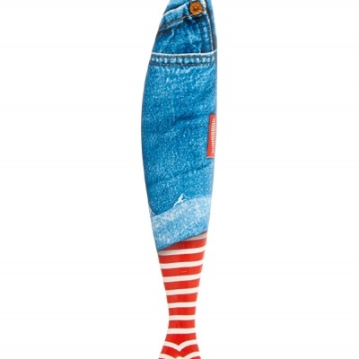 Peixe de tecido com padrão de jeans azul e riscas vermelhas e brancas.