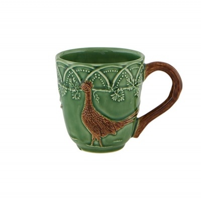 Caneca verde de cerâmica com desenho de faisão em relevo e alça castanha