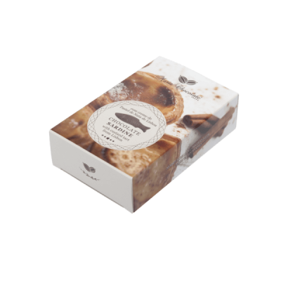 Caixa branca de Chocolates Sardine com texto e imagens de canela e chocolate.