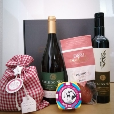 Conjunto de produtos gourmet com vinho, azeite, patê de atum, carne embalada e saco xadrez vermelho