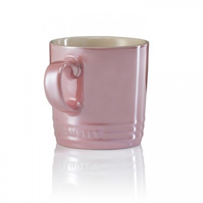 Caneca de cerâmica rosa com interior creme sobre fundo branco