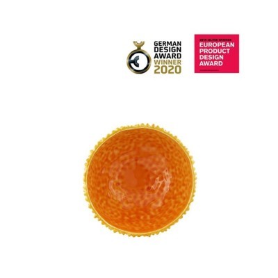 tigela redonda laranja translúcida com textura irregular e borda ondulada em fundo branco com logos de prémios de design