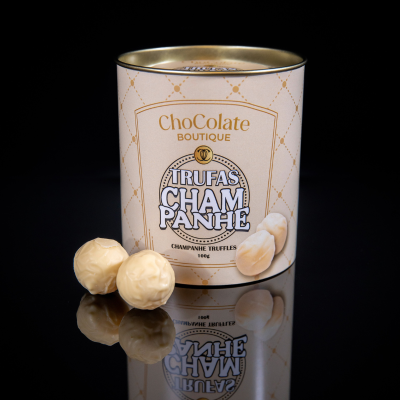 Lata creme com trufas brancas de chocolate à frente