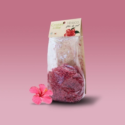 Pacote de sal Hibisco Cristais do Mar com flor hibisco rosa e fundo rosa