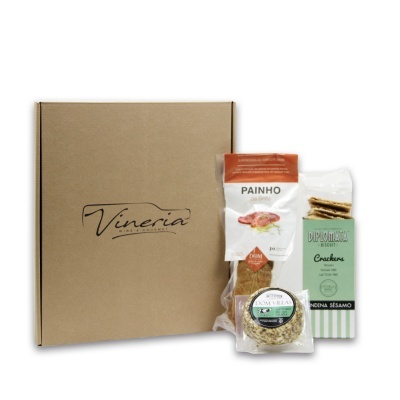 Conjunto de caixa de cartão com produtos alimentares: Painho, queijo embalado, e Crackers DIPLOMÁTICO sementes de sésamo