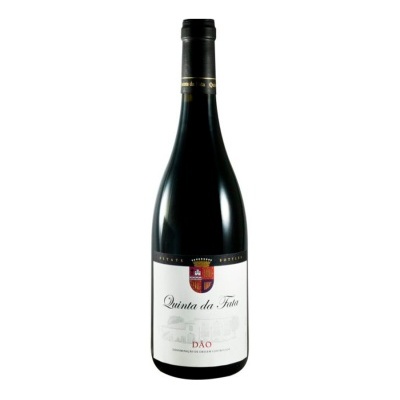 Garrafa de vinho tinto Quinta da Fata Dão com rótulo branco e texto em preto e vermelho
