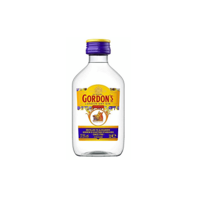 Garrafas pequenas transparentes de gin Gordon's com rótulo amarelo e roxo
