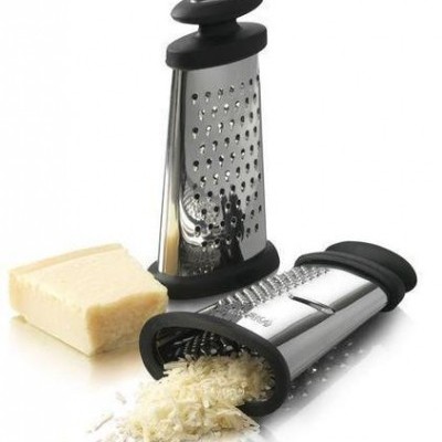 Ralador de queijo em aço inoxidável com queijo amarelo