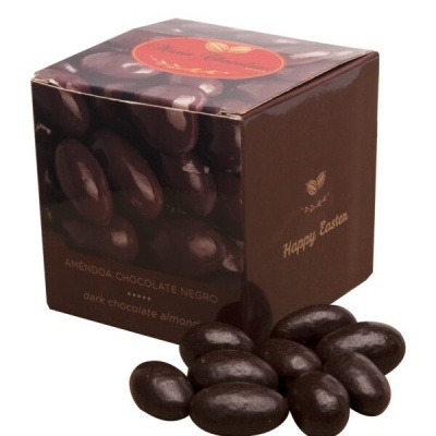 Embalagem cúbica de amêndoas de chocolate preto com amêndoas à frente