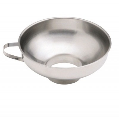 Funil metálico de cozinha prateado com cabo curto