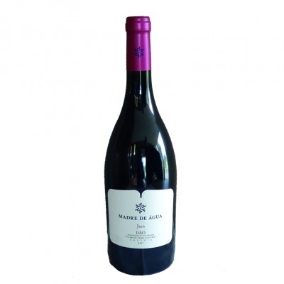 Garrafa de vinho tinto com rótulo branco e tampa roxa