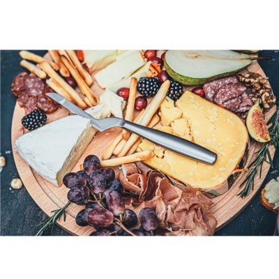 Tábua de queijos e enchidos com diversos acompanhamentos numa superfície escura