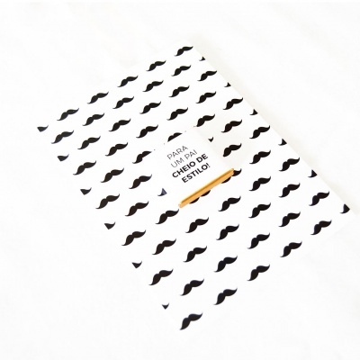 Cartão com padrão de bigodes pretos e texto para pai