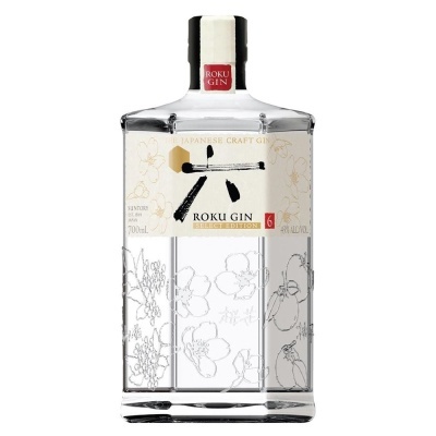 Garrafa de gin japonesa Roku Gin com rótulo branco e detalhes florais gravados no vidro.