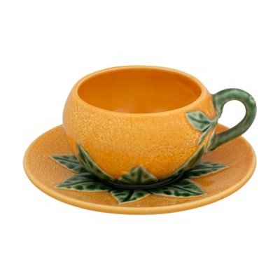 chávena de chá laranja com alça verde e pires decorado