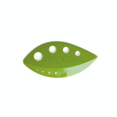 Prato verde em formato de folha com orifícios circulares