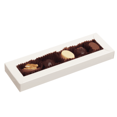 Caixa branca com seis bombons de chocolate variados em forros marrons