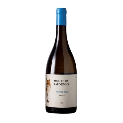 Garrafa de vinho Monte da Raposinha com rótulo branco e rolha azul
