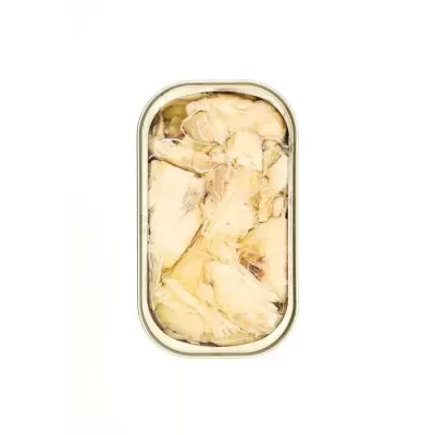 Lata metálica aberta com peixe em conserva