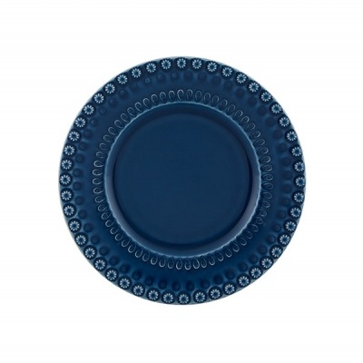 Prato azul escuro com padrão de flores pequenas na borda