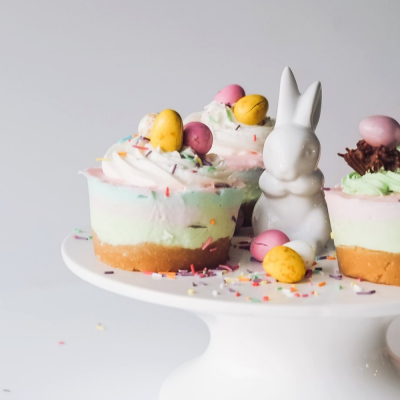 Mini-bolos decorados com ovos coloridos e ornamento de coelho branco