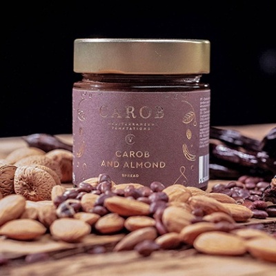 Frasco de creme Carob and Almond com ingredientes naturais ao redor