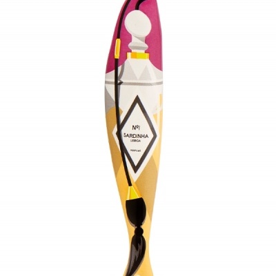 Figura decorativa de sardinha colorida com texto Lisboa e Portugal