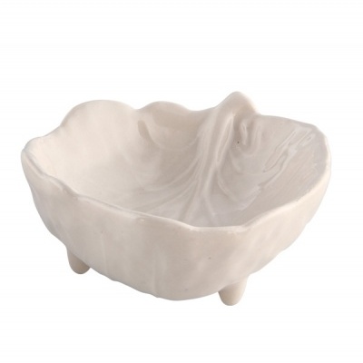 Taça decorativa em cerâmica branca em forma de folha com pés pequenos