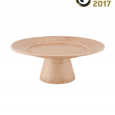 prato alto em cerâmica terracota com relevo decorativo e selo de prémio no canto