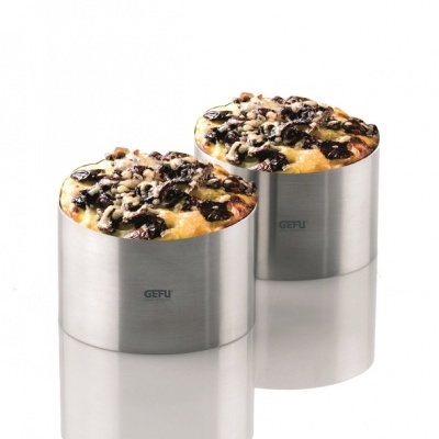 Anéis de aço inoxidável com sobremesas cobertas de frutos e nozes