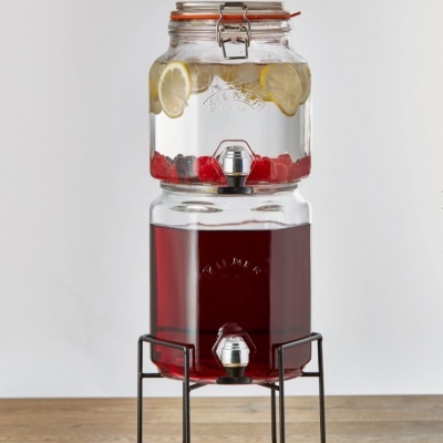 Dispensador duplo de vidro para bebidas com rodela de limão e frutos vermelhos