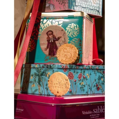 Caixas metálicas decoradas com bolachas sablé e fitas coloridas