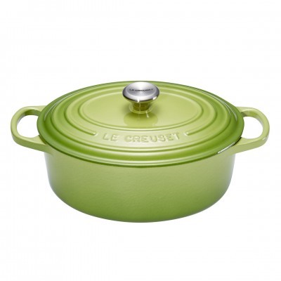 Caçarola oval verde claro com tampa e alça prateada com a inscrição LE CREUSET